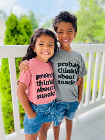 HAPPY KIDS CO PROBABLY THINKING ABOUT SNACKS TEE | MAUVE