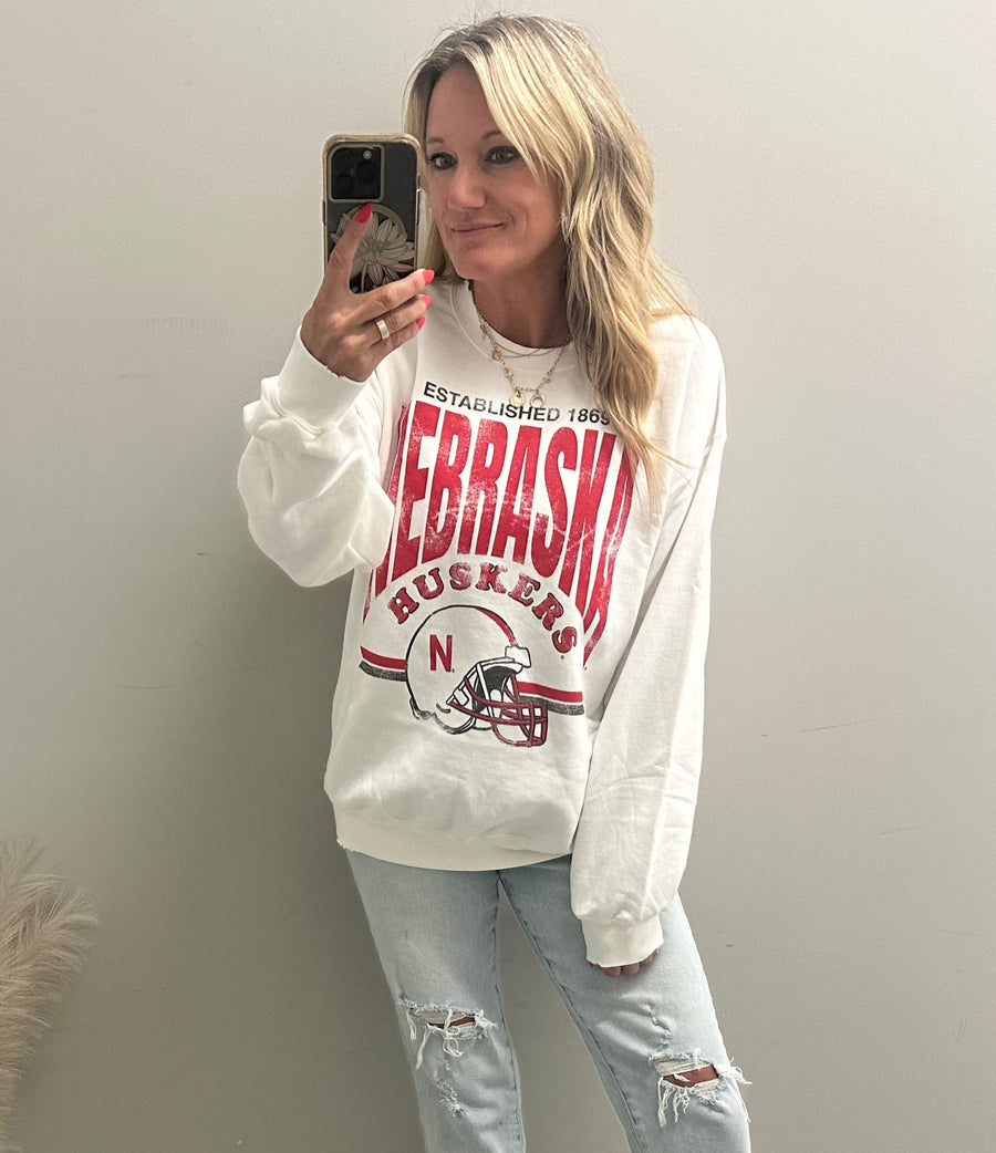 (PRE-ORDER) NEBRASKA HUSKERS HELMET THRIFTED SWEATSHIRT | WHITE