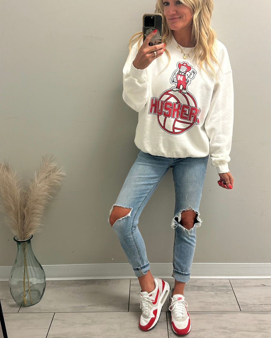 (PRE-ORDER) NEBRASKA HUSKERS VOLLEYBALL MASCOT THRIFTED SWEATSHIRT | WHITE
