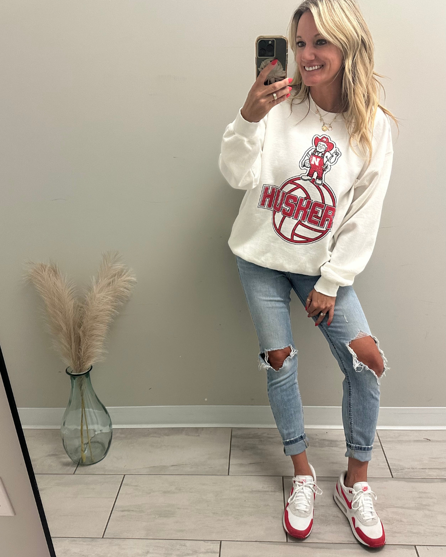 (PRE-ORDER) NEBRASKA HUSKERS VOLLEYBALL MASCOT THRIFTED SWEATSHIRT | WHITE