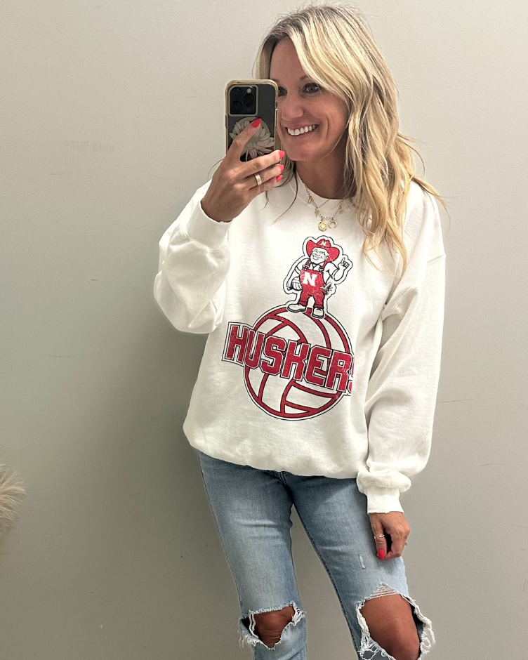 (PRE-ORDER) NEBRASKA HUSKERS VOLLEYBALL MASCOT THRIFTED SWEATSHIRT | WHITE