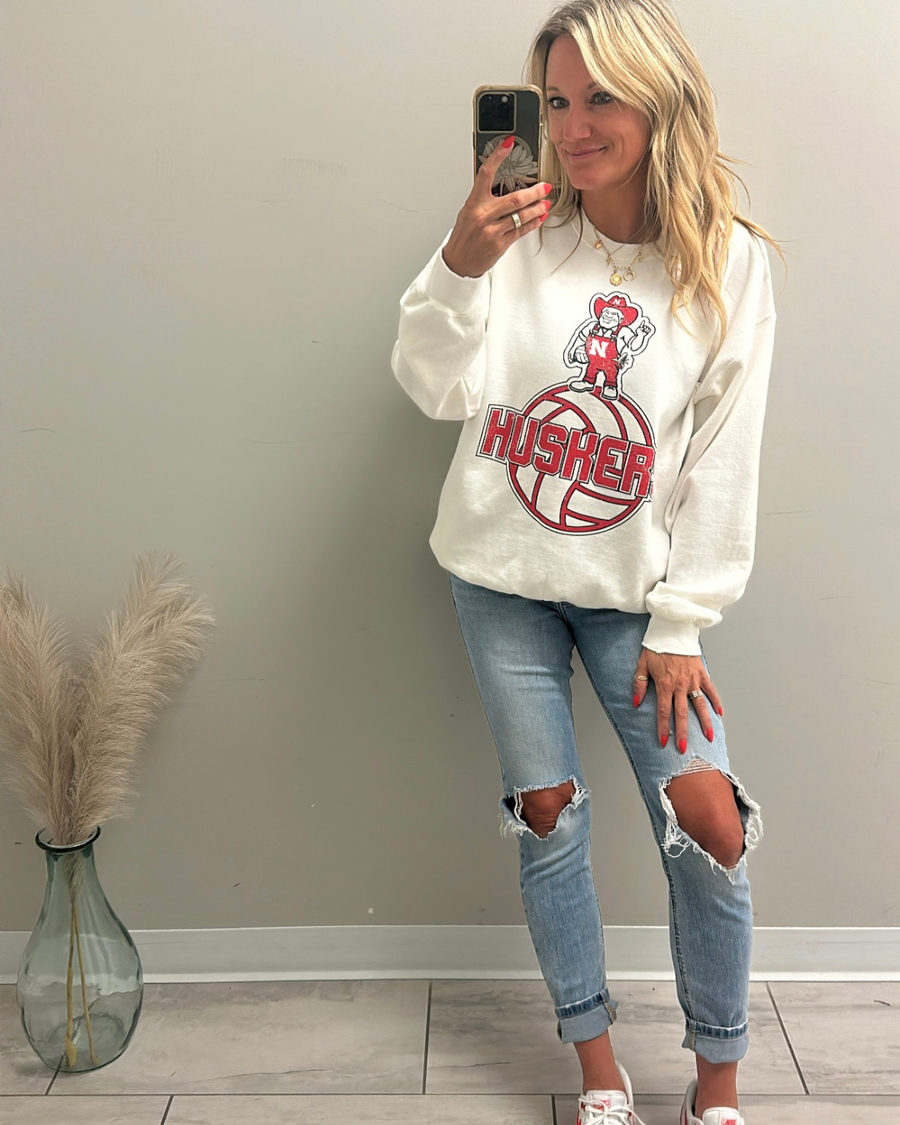 (PRE-ORDER) NEBRASKA HUSKERS VOLLEYBALL MASCOT THRIFTED SWEATSHIRT | WHITE