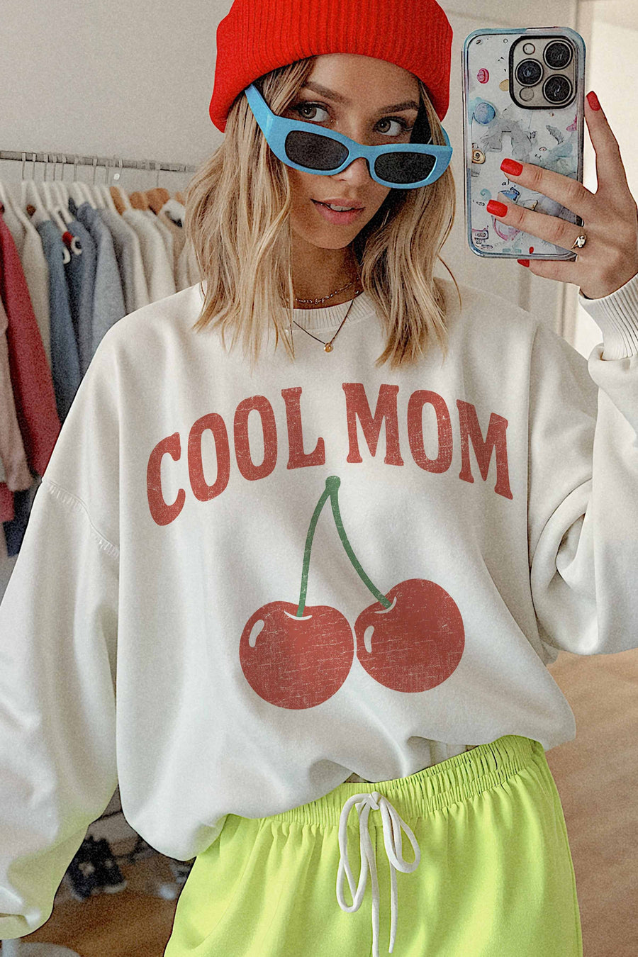 COOL MOM CHERRY CREWNECK SWEATSHIRT | WHITE