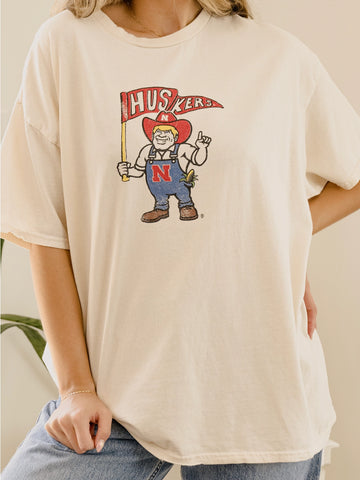 (PRE-ORDER) NEBRASKA HUSKER FLAG MASCOT WOMEN'S TEE | CREAM