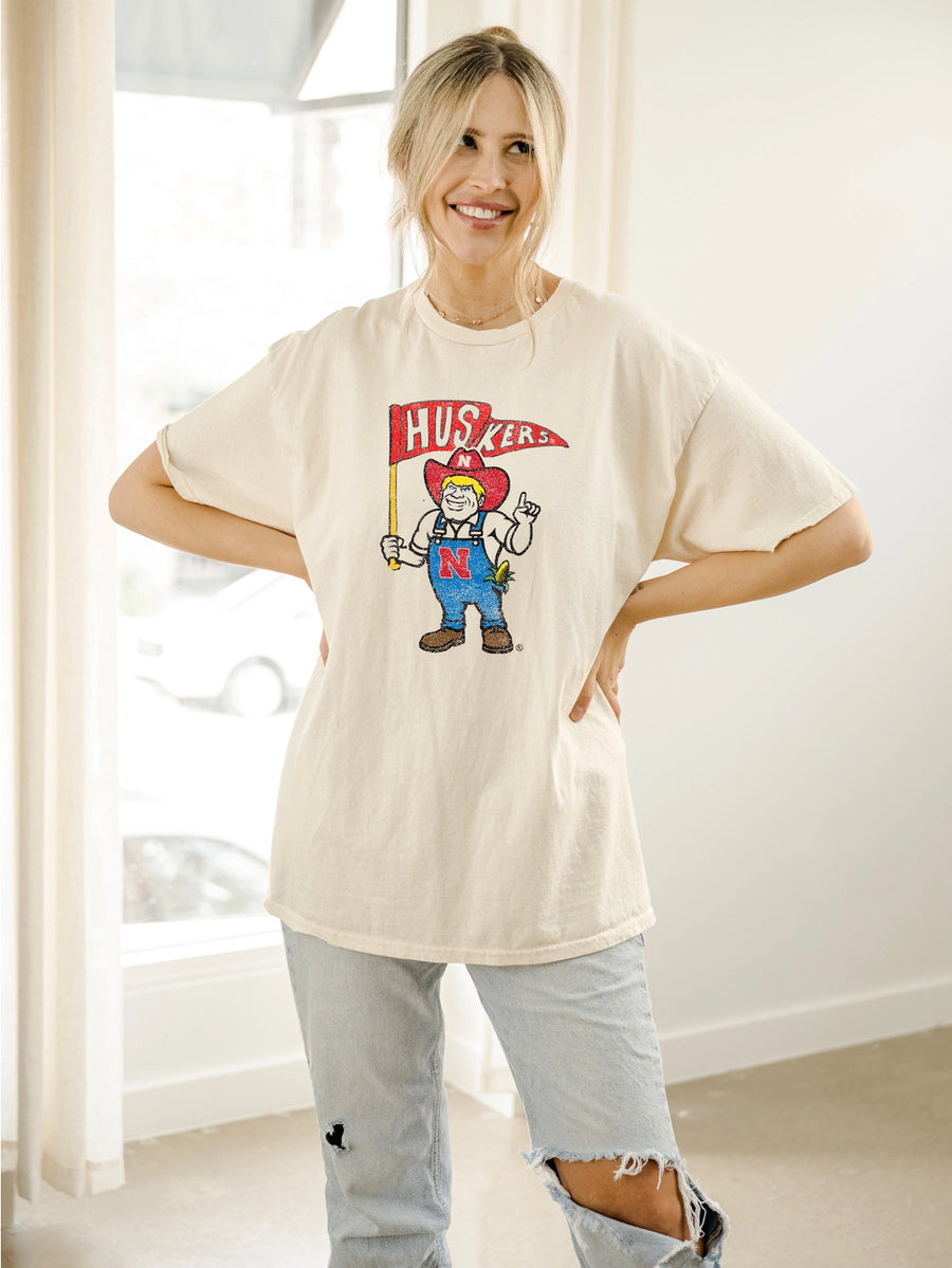 (PRE-ORDER) NEBRASKA HUSKER FLAG MASCOT WOMEN'S TEE | CREAM