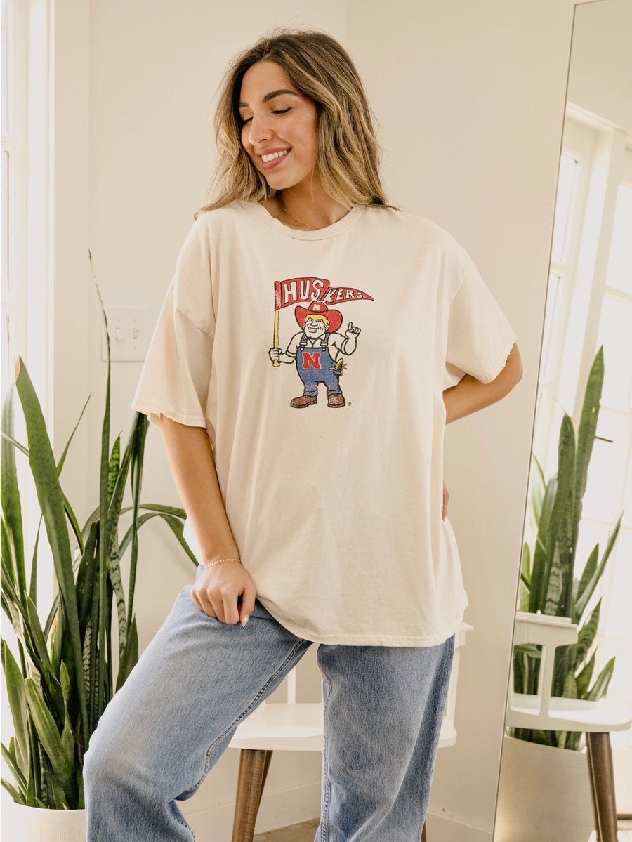 (PRE-ORDER) NEBRASKA HUSKER FLAG MASCOT WOMEN'S TEE | CREAM