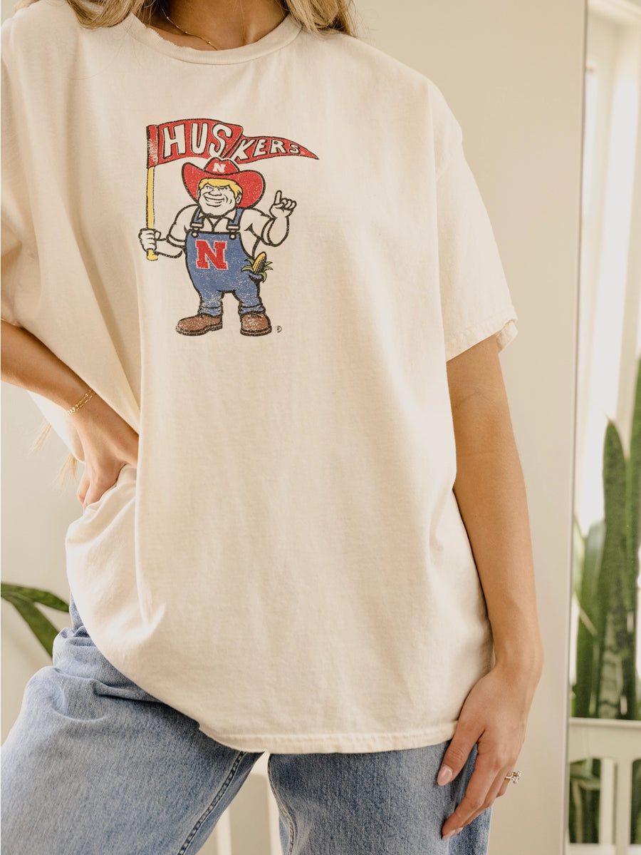 (PRE-ORDER) NEBRASKA HUSKER FLAG MASCOT WOMEN'S TEE | CREAM