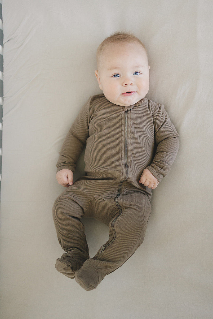 MEBIE BABY ORGANIC COTTON RIBBED FOOTED ZIPPER ONE-PIECE | COCOA