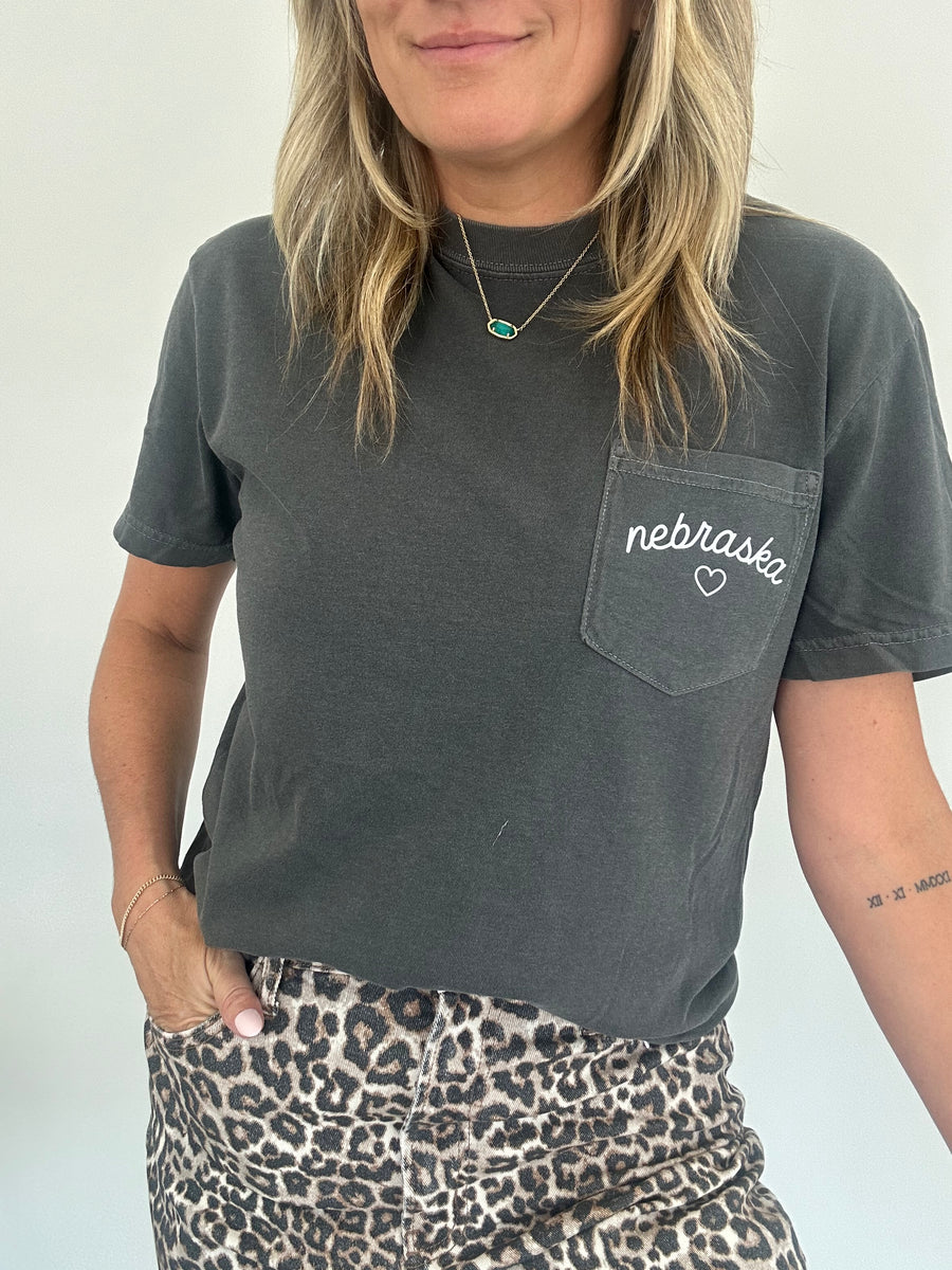 H+H NEBRASKA HEART POCKET TEE | PEPPER