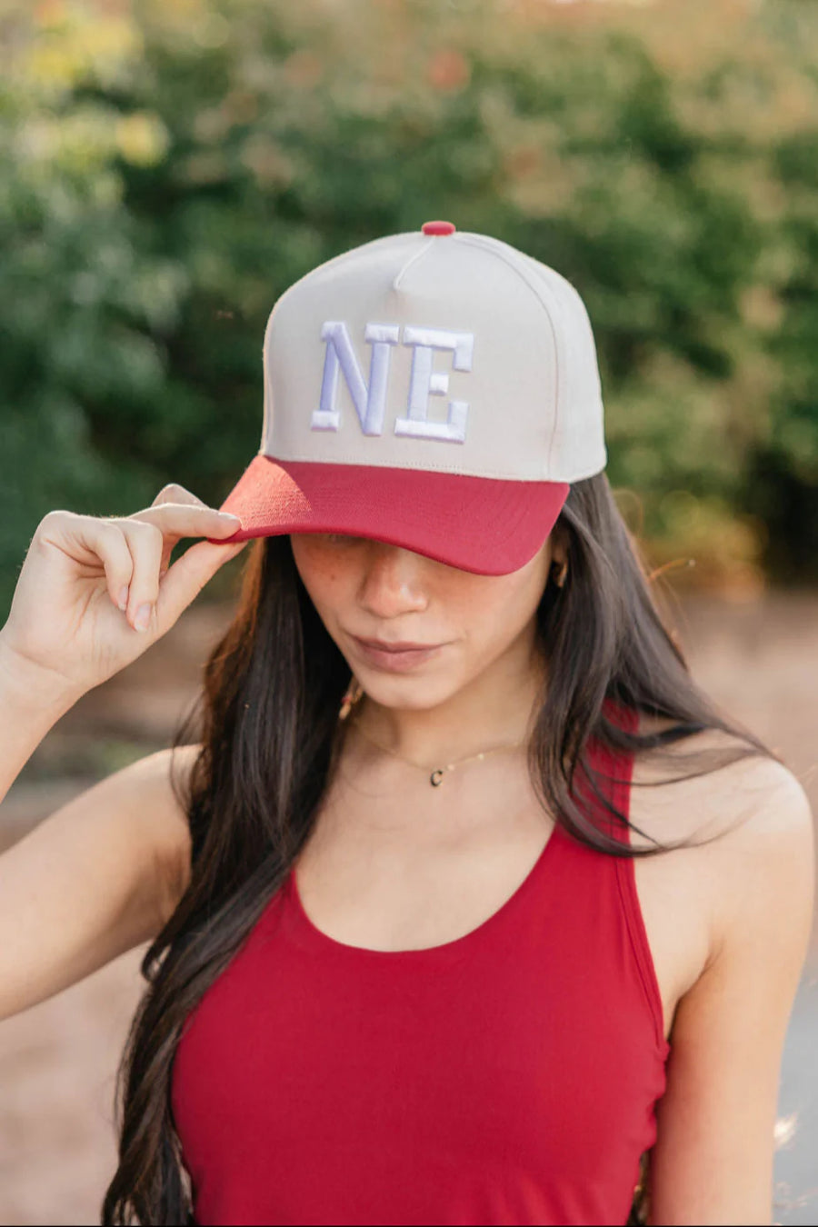 NE EMBROIDERED HAT | NATURAL + RED