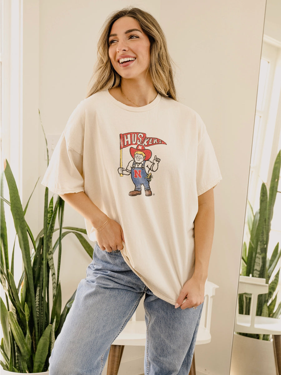 (PRE-ORDER) NEBRASKA HUSKER FLAG MASCOT WOMEN'S TEE | CREAM